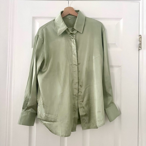 Daily Drills Silky Button Down Top in Sweet Pea - Picture 2 of 3